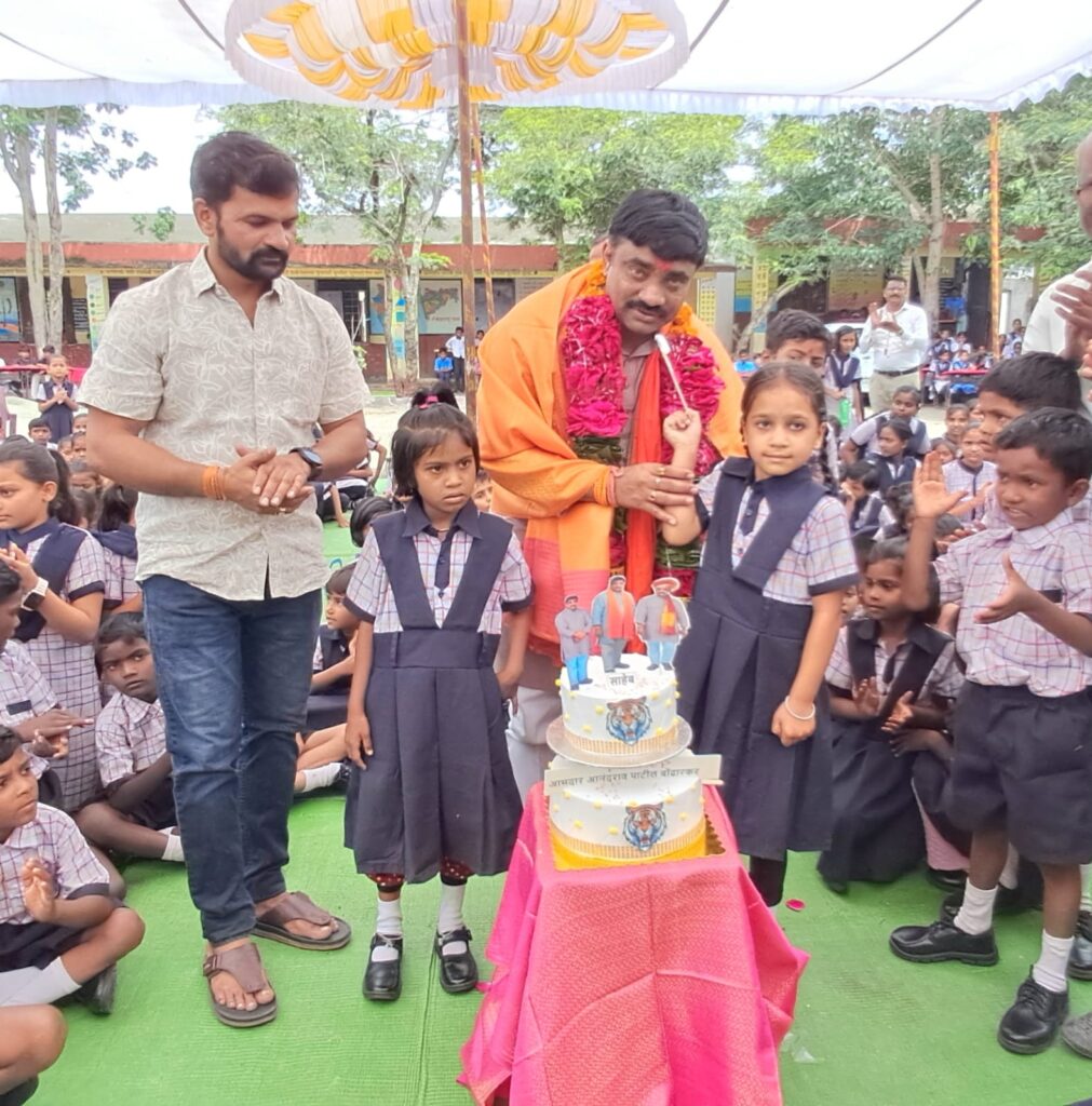 A. Bodhakar ; चिमुकल्यांचा उपस्थित आ.बोढाकर यांनी केला वाढदिवस साजरा