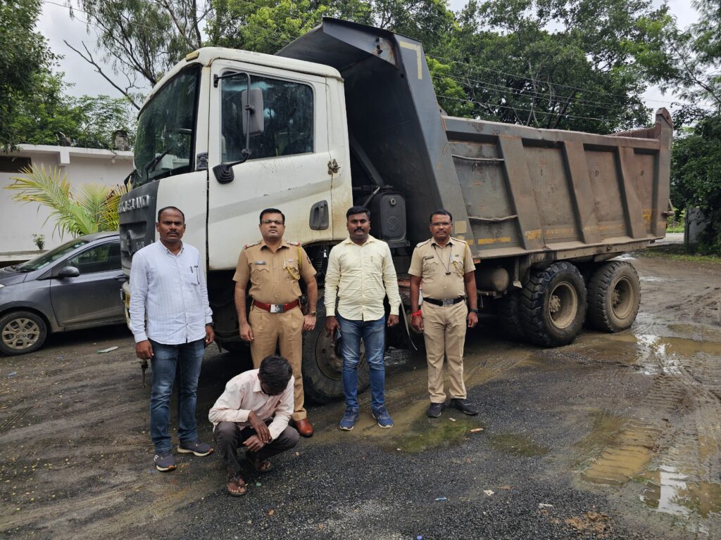 illegal sand mining : गोदावरी नदी पात्रातील अवैध रेती उपशावर ग्रामीण पोलिसांचा छापा – ₹42.25 लाखांचा मुद्देमाल जप्त