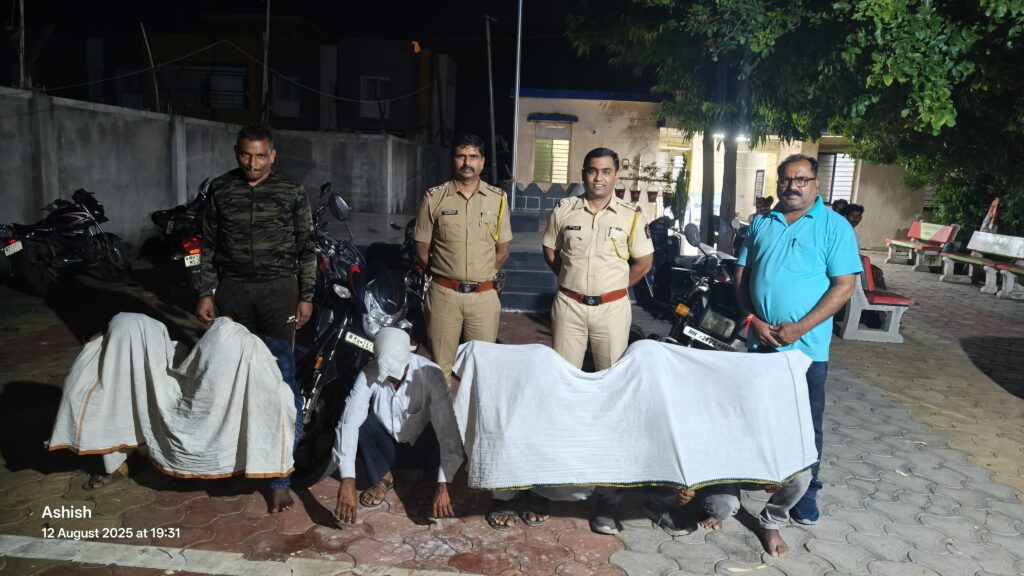 IMG 20250813 WA0044 gambling : मनाठा पोलिसांचा जुगार अड्ड्यावर छापा – ₹1.04 लाखांचा मुद्देमाल जप्त