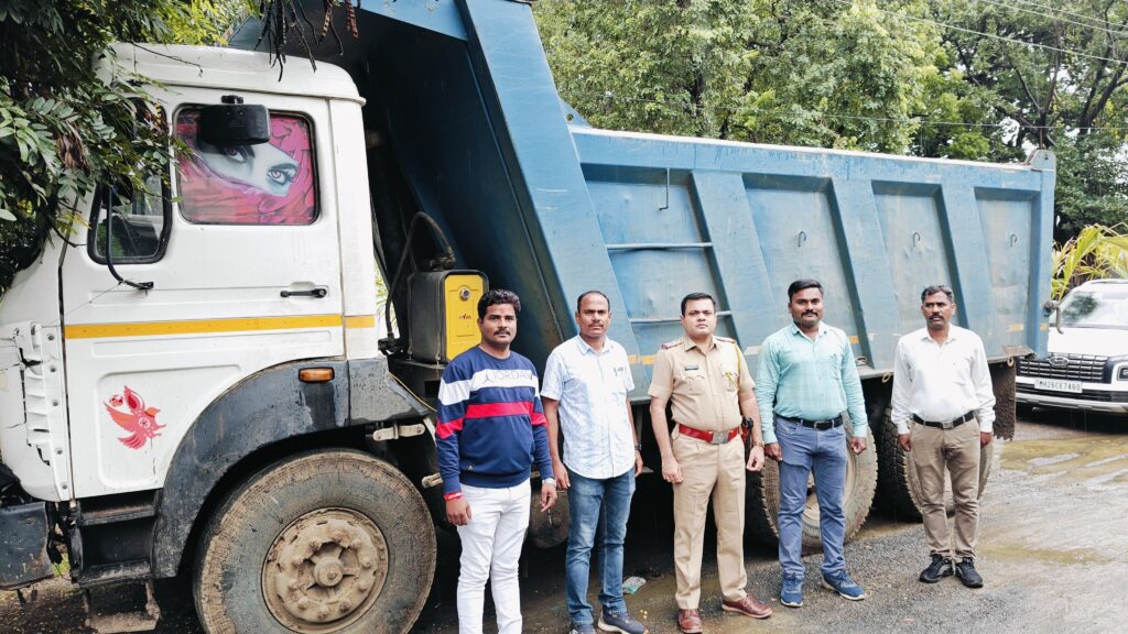 IMG 20250814 WA0064 illegal sand transport : अवैध रित्या वाळूची चोरटी वाहतूक करणारा हायवा जप्त, दोघांवर गुन्हा दाखल