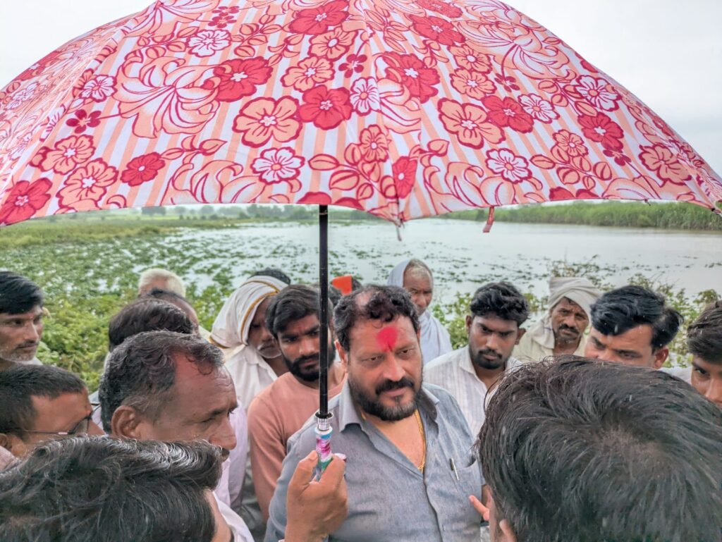 IMG 20250817 WA0090 Former MLA Madhavrao Patil Jabalgaonkar : पुरामुळे झालेल्या नुकसानीचे तात्काळ पंचनामे करा – माजी आमदार माधवराव पाटील जवळगावकर