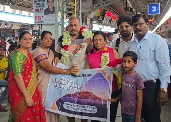 Nanded ; महीला पोलिस अधिकारी सौ.लोपामुद्रा आनेराव – कुबडे यांचे नांदेड स्थानकावर जंगी स्वागत