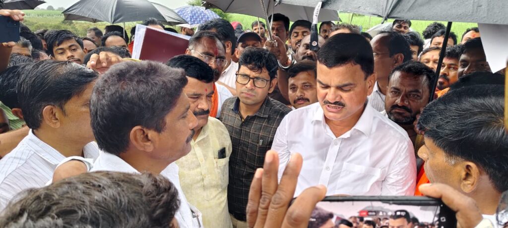 Minister Dattatreya Bharane : भर पावसात राज्याचे कृषिमंत्री दत्तात्रय भरणे पूरग्रस्तांच्या भेटीला