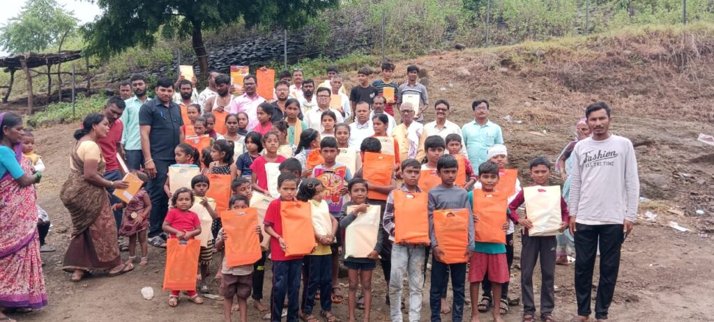 Nanded ; मसाप शाखा नांदेडच्या वतीने पूरग्रस्त विद्यार्थ्यांना शालेय साहित्याचे वाटप : विद्यार्थ्यांचे चेहऱ्यावर फुलले हास्य