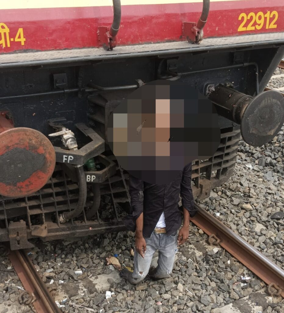 IMG 20250806 204010 Nandigram Express : नंदिग्राम एक्सप्रेस समोर आल्याने किनवट तालुक्यातील भिसी येथील 20 वर्षीय युवकाचा दुर्दैवी मृत्यू