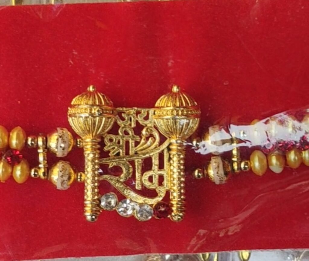 IMG 20250808 094948 Raksha Bandhan : रक्षाबंधन निमित्ताने बाजारात विविध प्रकारच्या राख्या दाखल – ग्राहकांची खरेदीसाठी गर्दी