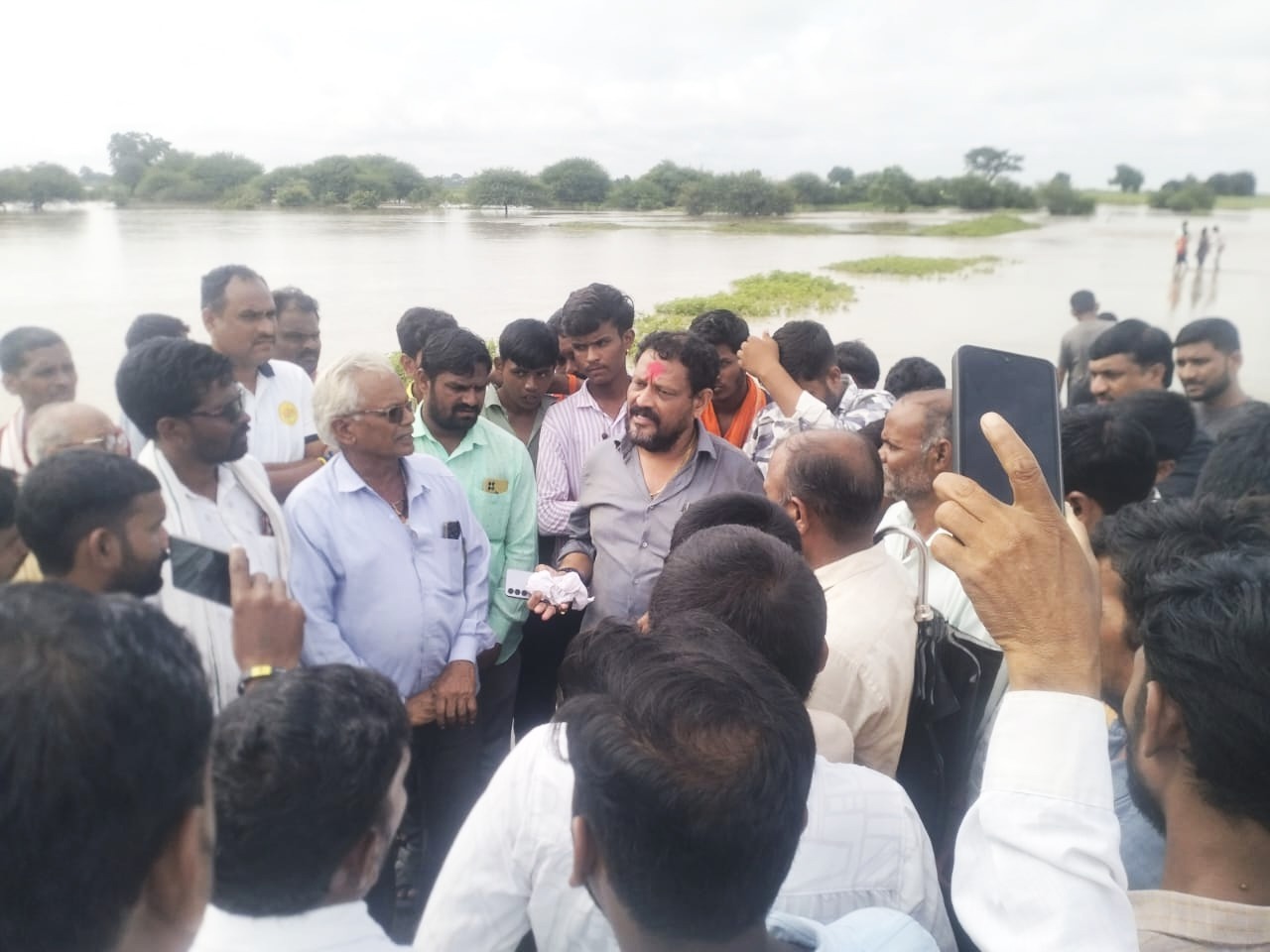 Former MLA Madhavrao Patil Jabalgaonkar : पुरामुळे झालेल्या नुकसानीचे तात्काळ पंचनामे करा – माजी आमदार माधवराव पाटील जवळगावकर 2 IMG 20250817 164808 Former MLA Madhavrao Patil Jabalgaonkar : पुरामुळे झालेल्या नुकसानीचे तात्काळ पंचनामे करा – माजी आमदार माधवराव पाटील जवळगावकर