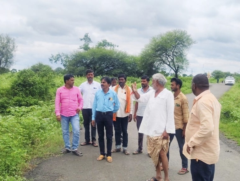 heavy rains : अतिवृष्टीमुळे शेतकऱ्यांचे शंभर टक्के नुकसान; तलाठी थळगे यांची पाहणी