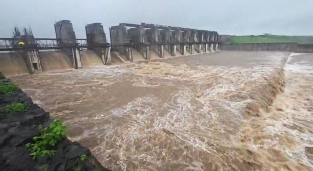 IMG 20250828 150338 Nizamsagar opened : निझामसागरचे २७ दरवाजे उघडले; नदीकाठच्या गावांतील नागरिकांना सुरक्षित स्थळी हलवले