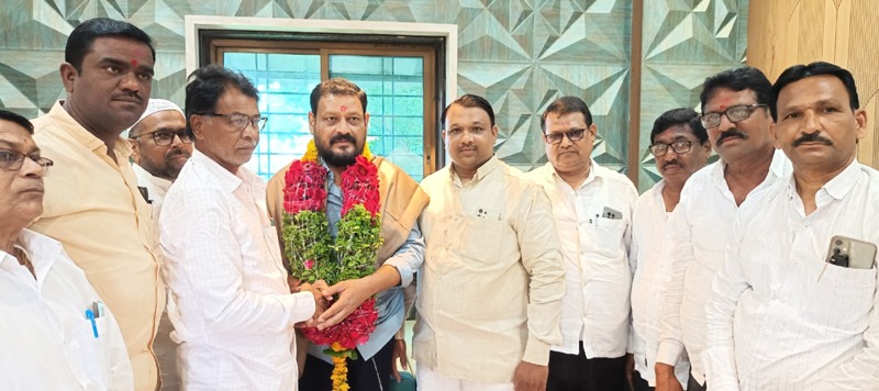 Grand inauguration : हिमायतनगरचे प्रथम नगराध्यक्ष अब्दुल अखिल अब्दुल हमीद यांच्या जनसंपर्क कार्यालयाचा भव्य शुभारंभ 2 akh Grand inauguration : हिमायतनगरचे प्रथम नगराध्यक्ष अब्दुल अखिल अब्दुल हमीद यांच्या जनसंपर्क कार्यालयाचा भव्य शुभारंभ