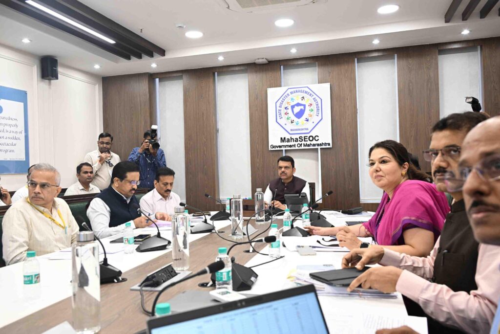 cm 2 1 Chief Minister Devendra Fadnavis : राज्यात अतिवृष्टीच्या पार्श्वभूमीवर मुख्यमंत्री देवेंद्र फडणवीस यांचे सर्व यंत्रणांना सतर्कतेचे निर्देश