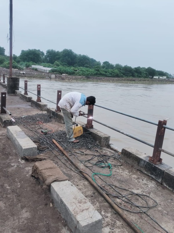 Navghat bridge : नावघाट पुलावर सेफ्टी अँगल बसविण्यास सुरुवात; आंदोलनाच्या इशाऱ्यानंतर प्रशासनाची तत्परता