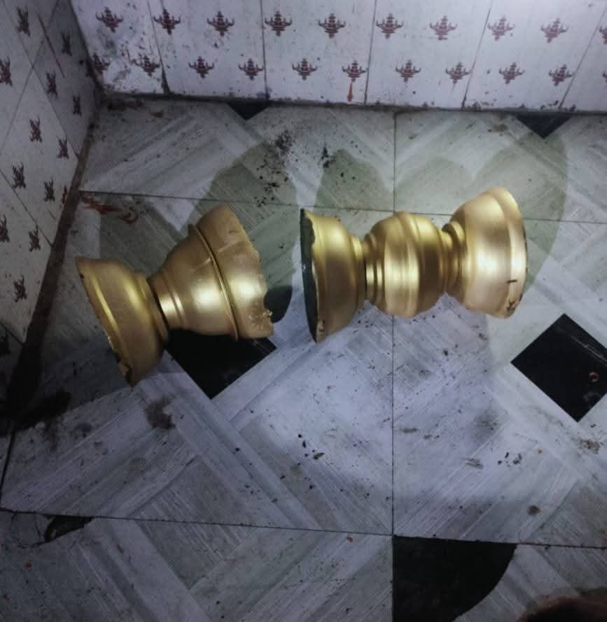 Lightning strikes : विजांचा कडकडाट व मुसळधार पावसात घारापुरच्या हनुमान मंदिरावर वीज कोसळली – कळसाचा काही भाग खाली कोसळला