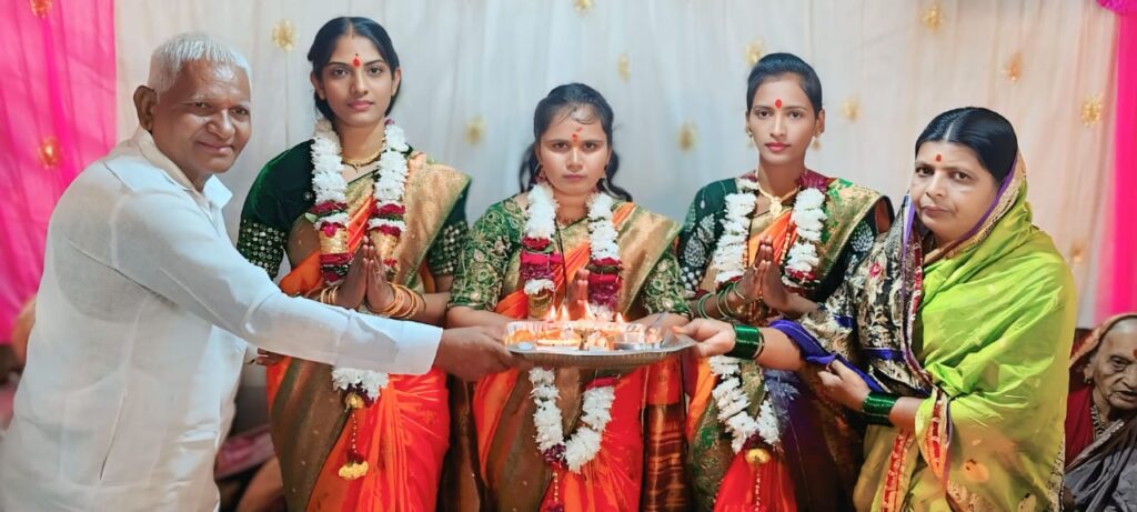 IMG 20250901 WA0008 1 Yeilwad Family ; लाकडी लक्ष्मीचा त्याग ; सुनबाईचे केले गौरीपूजन -येईलवाड परिवाराचा कौतुकास्पद उपक्रम!