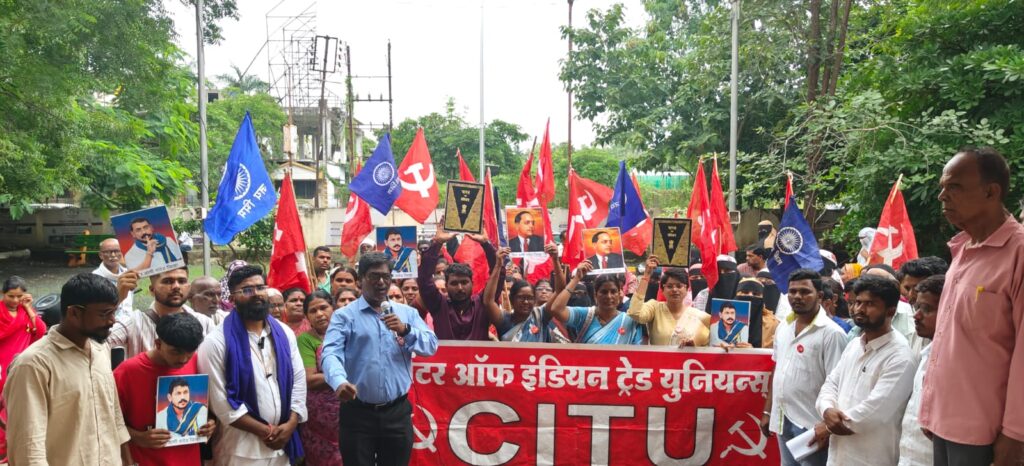 CITU ; पूरग्रस्तांच्या सर्वेक्षणात अनियमितता विविध मागण्यासाठी सीटू आणि भीम आर्मी आजाद समाज पार्टीचे तहसील येथे तीव्र आंदोलन