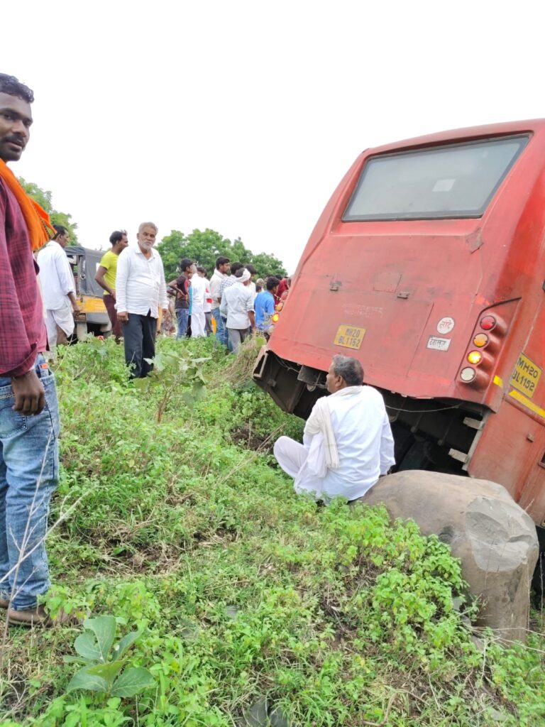 IMG 20250903 WA0099 bus accident : नांदेडमध्ये भीषण बस अपघात – 28 प्रवासी जखमी, 4 गंभीर