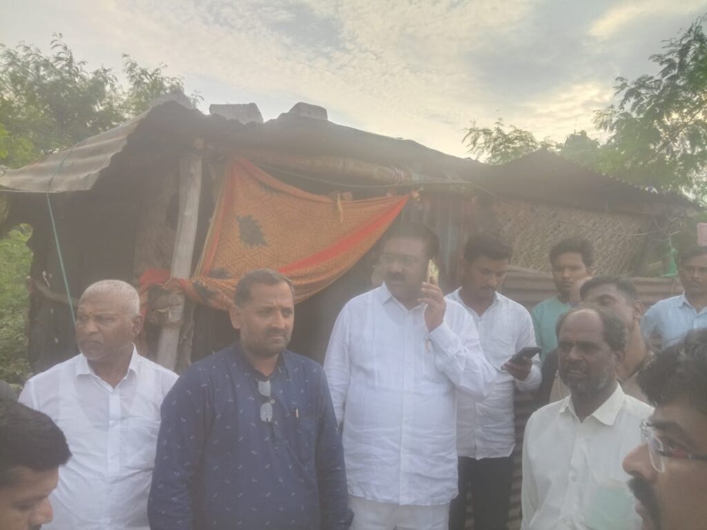 Deglur flood ; पुराच्या पाण्यामुळे झालेल्या नुकसानीची दखल घेऊन तत्काळ मदत मिळवून देण्याची खासदाराकडे केले मागणी