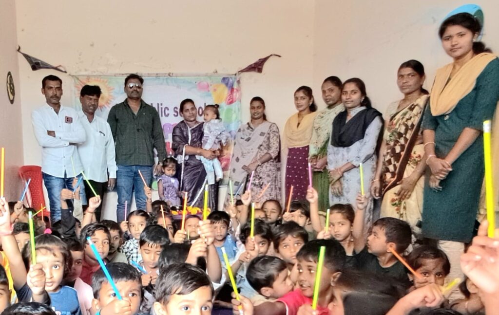 police officer Shraddha Khatke ; सामाजिक बांधिलकी जोपासत महिला पोलिस पाटील श्रध्दा खटके यांनी केले शैक्षणिक साहित्याचे वाटप