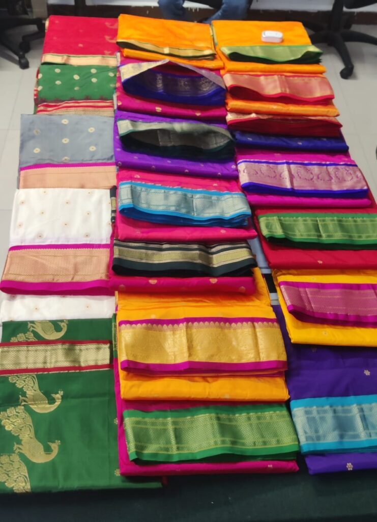 Mahur Renuka Navratrotsav : श्री रेणूकादेवी साठी दहा पैठणी महावस्त्र नवरात्र उत्सवाच्या दहा दिवसात दहारंगी महावस्त्र