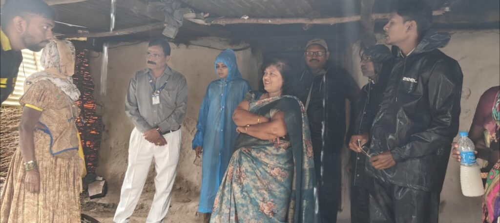 District Health Officer ; स्क्रब टायपस रुग्णाचा घरी जिल्हा आरोग्य अधिकारी यांची भेट