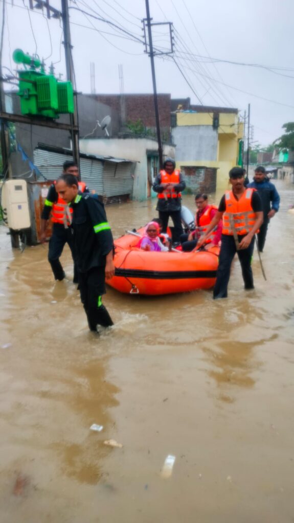 Municipal Corporation : नावा मनपाच्या अग्नीशामक दलाने दोन ठिकाणावरून अनेक नागरीकांना काढले