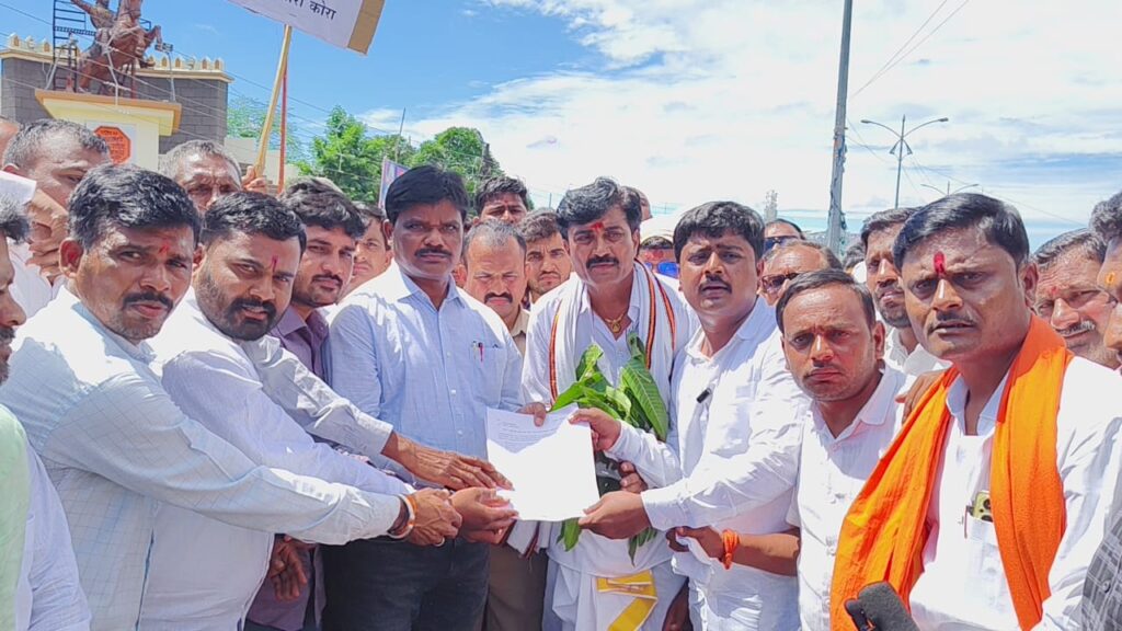 Mukhed ; मुखेड तालुक्यात शेतकऱ्यांच्या मागण्यांसाठी रास्ता रोको आंदोलन; शासनावर तीव्र टीका