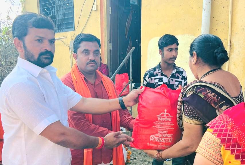 Shiv Sena Shinde ; शिवसेना शिंदे गटाच्या वतीने वसरणी येथील पुरग्रस्त बांधीत नागरीकांना अन्नदान किटचे वाटप
