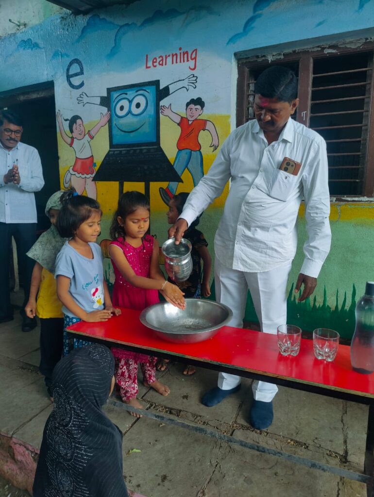 Rahul Sonsale ; वाचन माणसाला सर्वांगीण बनवते. मुख्याध्यापक राहुल सोनसळे