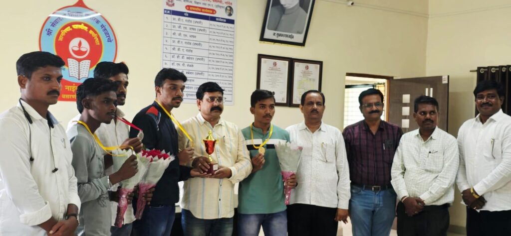 Vasantrao Naik College ; विद्यापीठ सेंटर झोन बॉक्सिंग वसंतराव नाईक कॉलेजला सुवर्ण