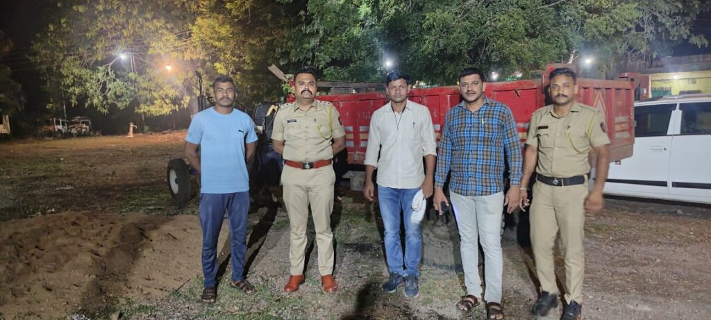 tracter : उपविभागीय पोलीस अधिकाऱ्यांनी पकडला ट्रॅक्टर