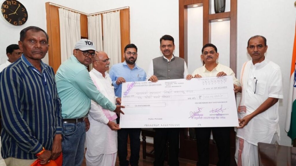 fund handed over : एक कोटीचा धनादेश मुख्यमंत्र्यांना सुपूर्द