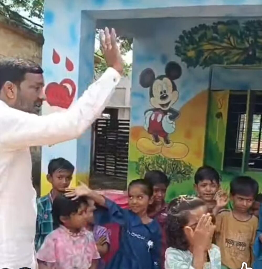 IMG 20251005 113001 Students shed tears as beloved teacher gets transferred : विद्यार्थ्यांचा लाडका शिक्षक बदलीत गेल्यावर अश्रूंचा पूर – रस्त्यात अडवून विद्यार्थ्यांनी केला निरोप समारंभ