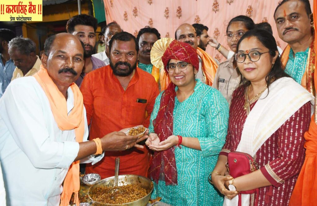 Mahaprasad : सतत 29 व्या वर्षी दुर्गादेवी विसर्जन मिरवणुकीत संगीत रजनी व महाप्रसादाचे आयोजन