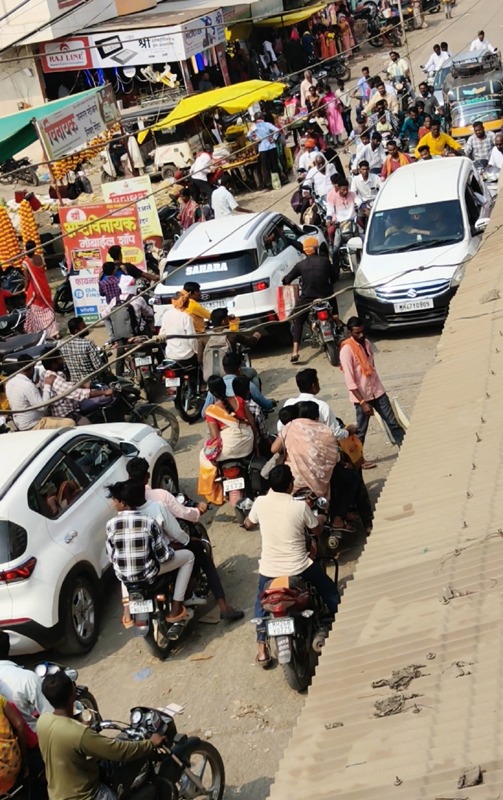 Traffic congestion : हिमायतनगर शहरात रस्त्यांवरील अतिक्रमण व अरुंद रस्त्यांमुळे दिवाळीत ट्रॅफिक कोंडी नागरिक व व्यापारी त्रस्त