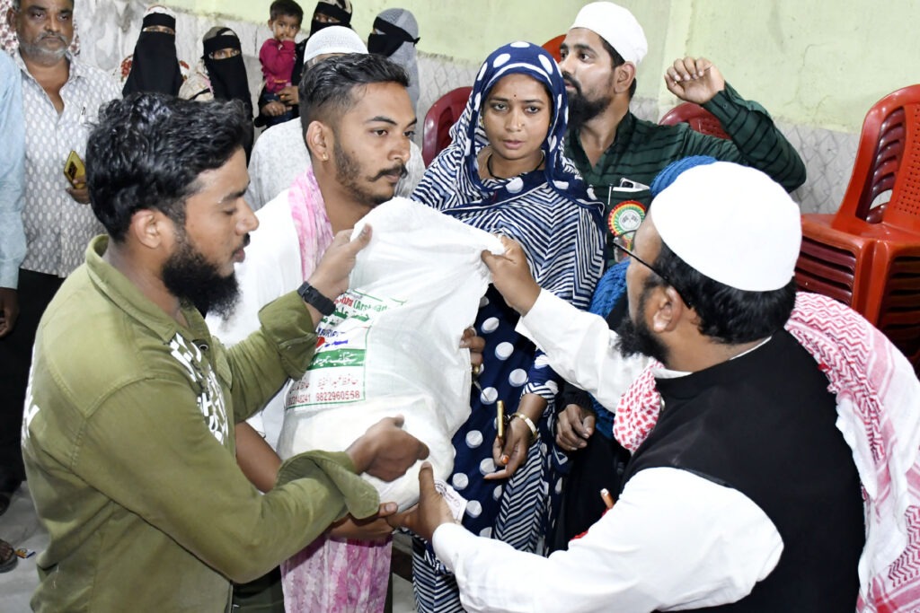 flood victims : जमीयत उलमा-ए-हिंद (अर्शद मदनी) तर्फे नांदेड येथे पूरग्रस्तांना 2000 राशन किटचे वाटप