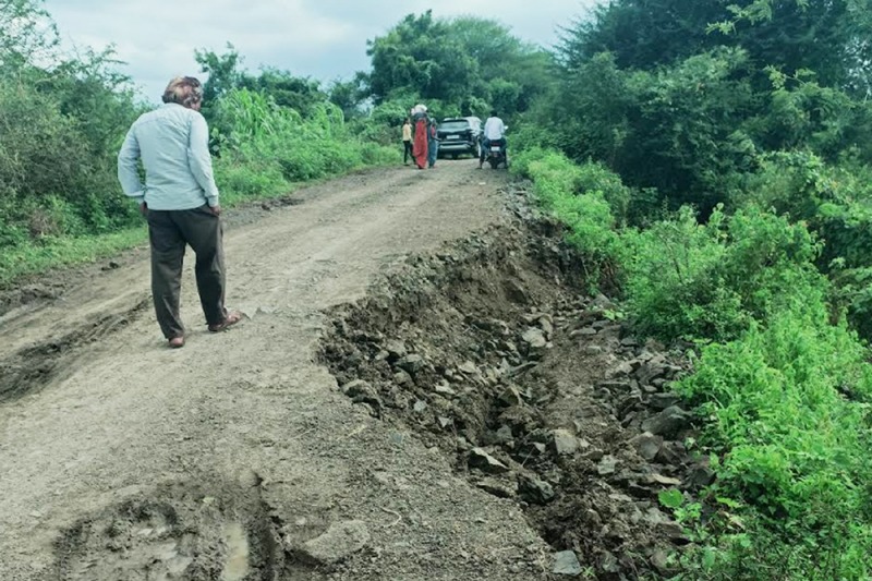 The road : ढाणकी मार्गावरील रस्ता खचल्याने वाहतूक ठप्प — महिनाभरानंतरही दुरुस्तीचा मागमूस नाही