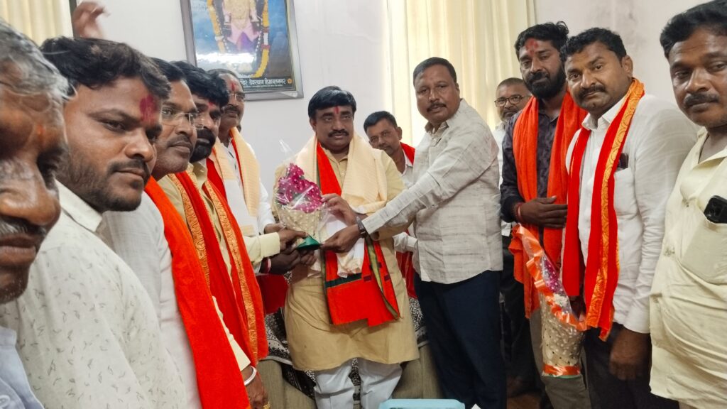 Himayatnagar : हिमायतनगर येथे आमदार बाबुराव कोहळीकर व आमदार आनंद बोंढारकर यांची धावती भेट