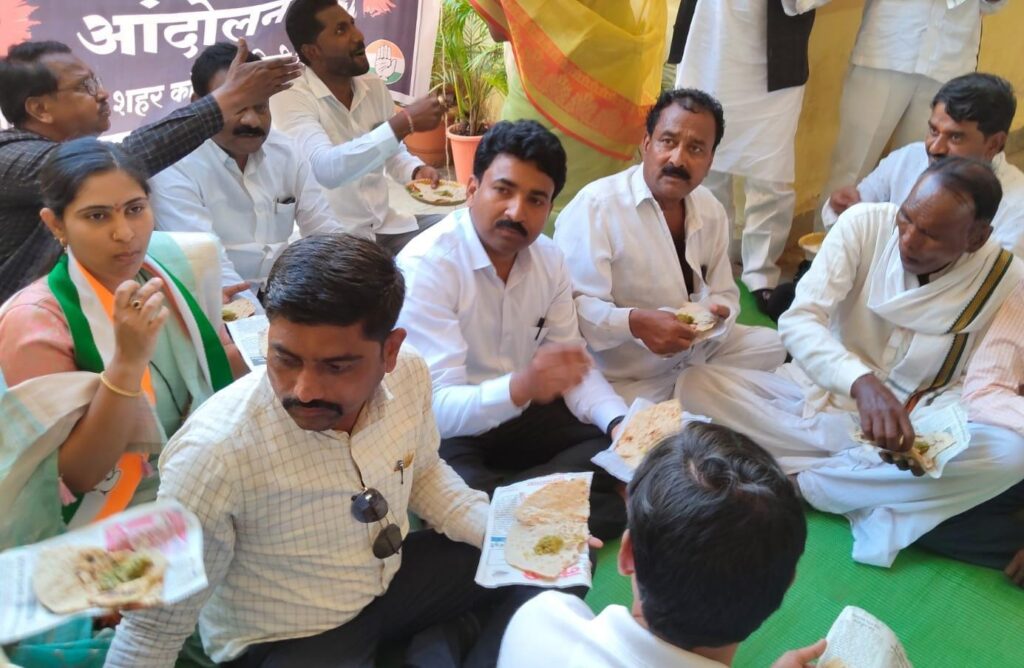 Farmers : तहसीलदारांसमोर ठेसा भाकरी खाऊन शेतकऱ्यांची काळी दिवाळी साजरी!