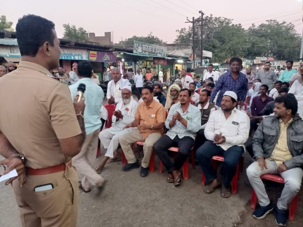 Police corner meeting : हिमायतनगरात नगरपंचायत निवडणुकीच्या पार्श्वभूमीवर पोलिसांची कॉर्नर बैठक