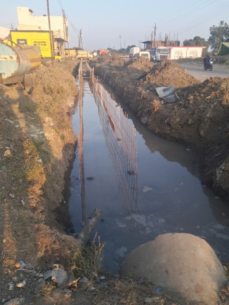 IMG 20251118 WA0008 Work in Drain : हिमायतनगर : राष्ट्रीय महामार्गावरील नाली बांधकामात निकृष्ट कामाचा आरोप