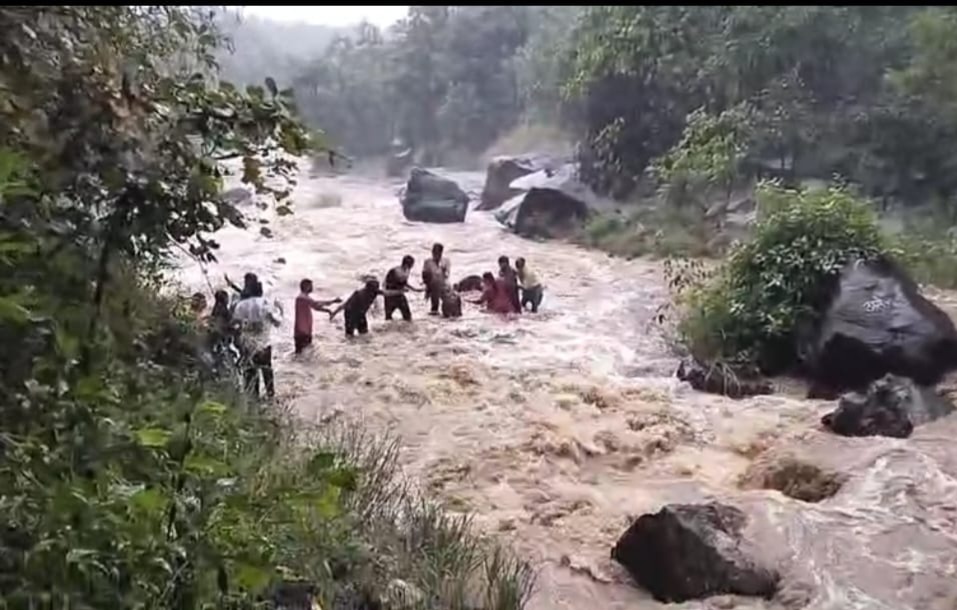 Sudden Rain : वेळ आलता पण काळ नाही : अचानक आलेल्या पावसामुळे पर्यटक बालबाल बचावले