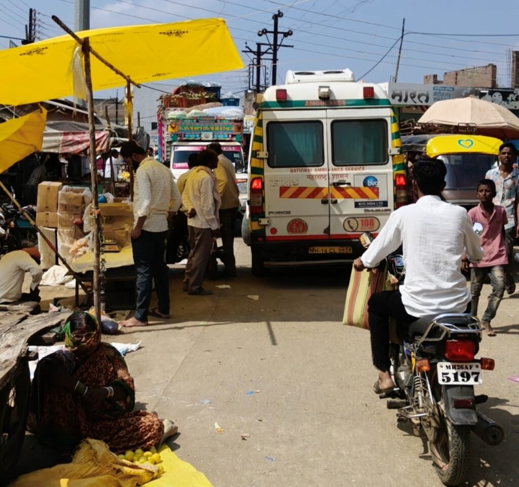 IMG 20251111 215733 Himaytnagar news : हिमायतनगर येथील उपजिल्हा रुग्णालयासमोरचा आठवडी बाजार ठरतोय जीवघेणा अडथळा!