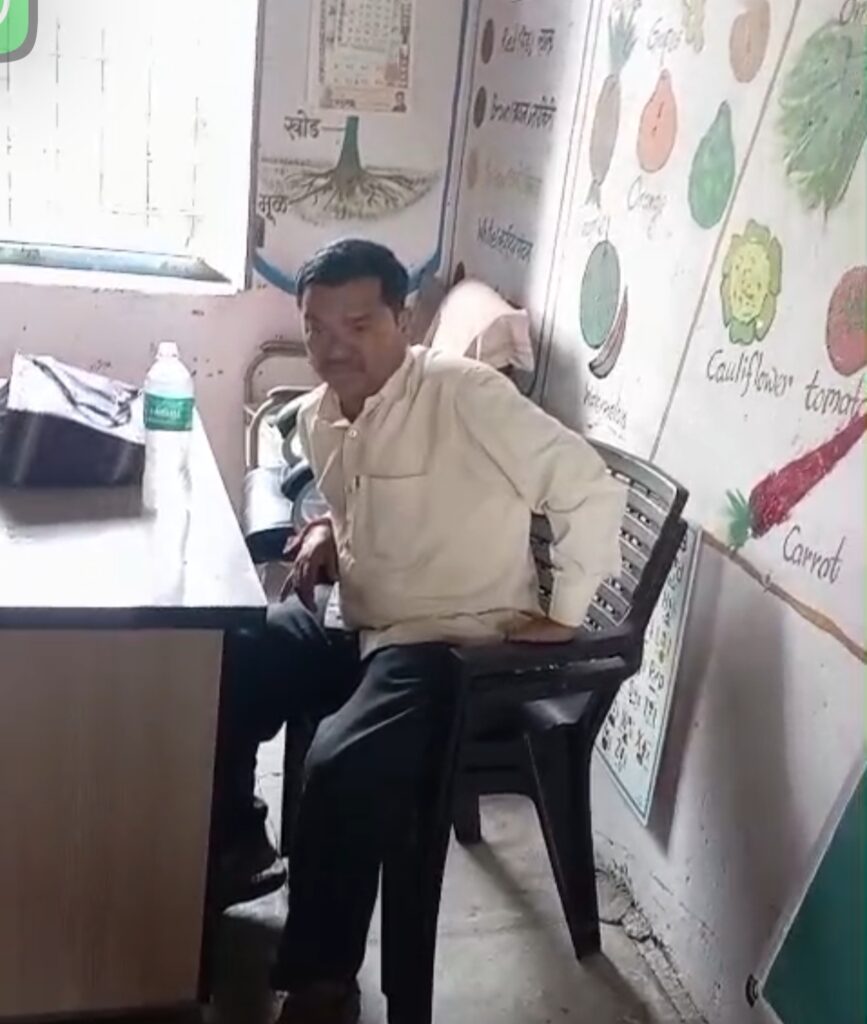 IMG 20251206 181954 mahur News : माहूर तालुक्यातील शेकापूर शाळेतील वर्गात शिक्षकाचा दारू पिऊन धिंगाणा