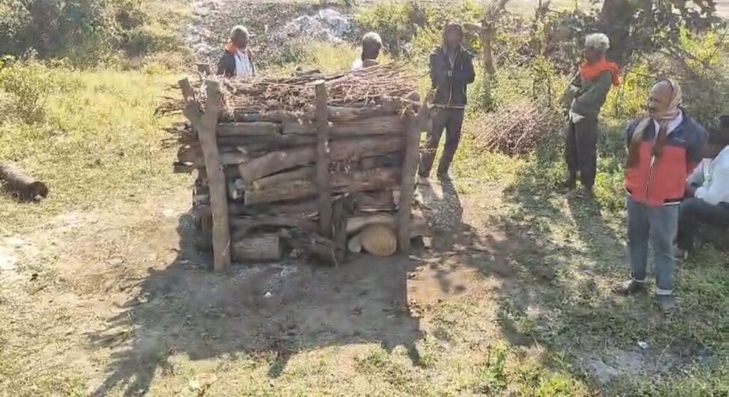 IMG 20251214 201822 Cemetery and graveyard encroachment : 1992 पासून स्मशानभूमी व कब्रस्तान अतिक्रमणात; 2400 लोकसंख्या असलेल्या आंदेगावला अंत्यविधीसाठी जागाच नाही