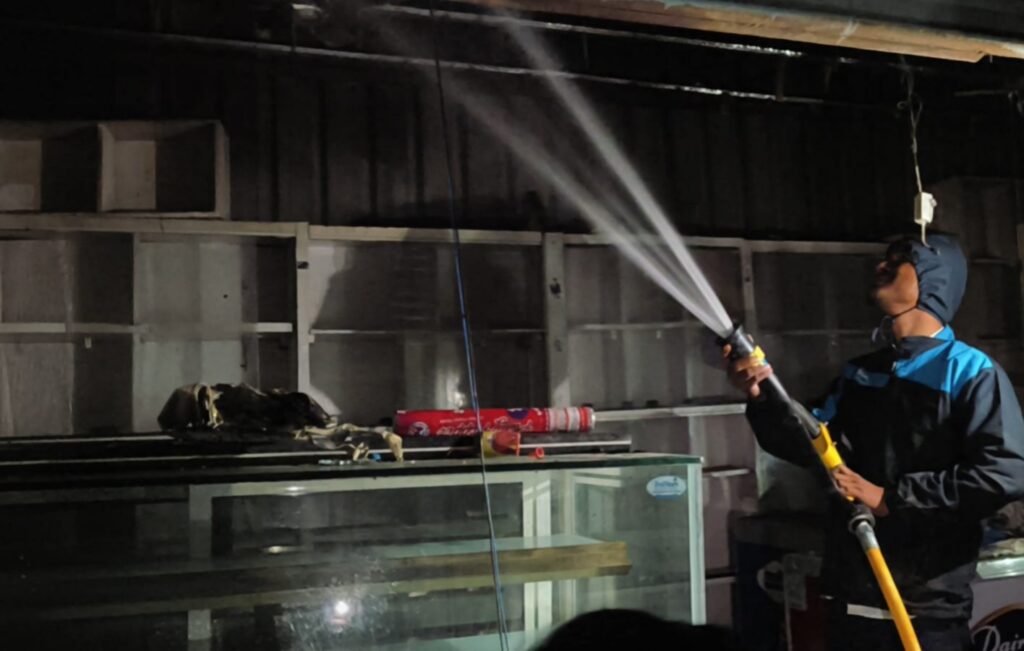 IMG 20251222 070906 Fire Broke : हनुमान बेकरी अँड केक सेंटरला शॉर्टसर्किटमुळे भीषण आग; लाखो रुपयांचे नुकसान