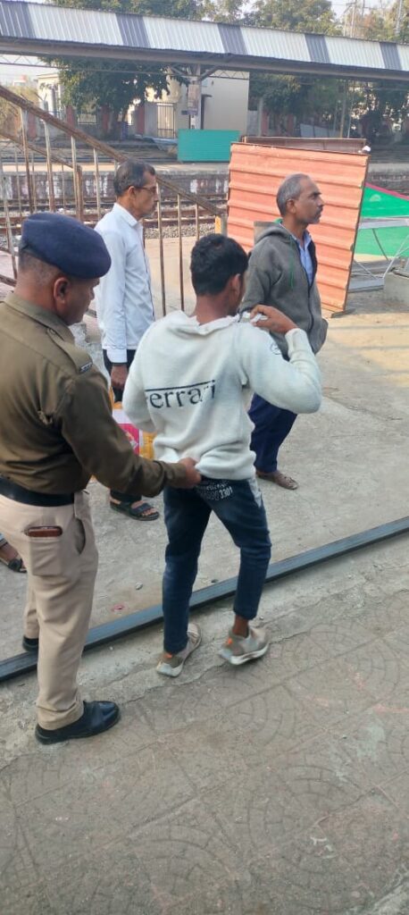 Pickpocket was caught : नांदेड रेल्वे स्थानकावर पॉकेटमार चोर पकडला : रेल्वे मदत ॲपमुळे प्रवाशाला न्याय