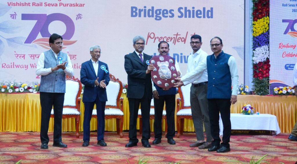 IMG 20260129 WA0011 Nanded news : नांदेड विभागाने चार कार्यक्षमता शिल्ड्स पटकावत रचला यशाचा नवा इतिहास