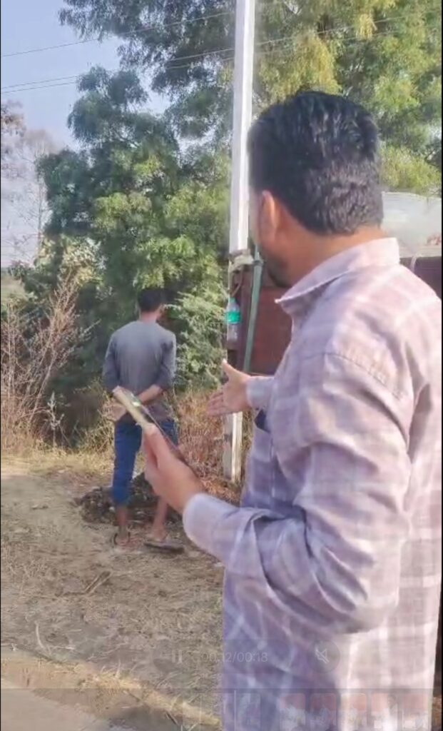 Mahavitaran poles : सरसम–इंदिरानगर रस्त्यावर महावितरणच्या पोलमुळे अपघाताचा धोका