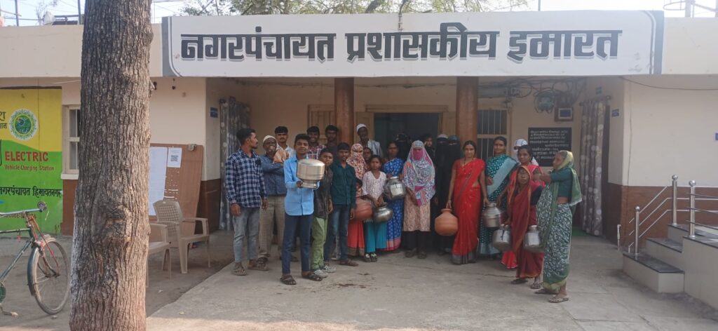 Ghagar morcha : वार्ड क्र. १३ मधील महिलांचा नगरपंचायतीवर घागर मोर्चा उन्हाळ्याच्या प्रारंभीच पाणीटंचाईची तीव्र झळ