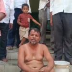 IMG 20260226 174710 Bathing by hunger stricke : कृषी कार्यालयाच्या पायरीवर उपोषणकर्त्यास आंघोळ घालून मनमानी कारभाराचा निषेध